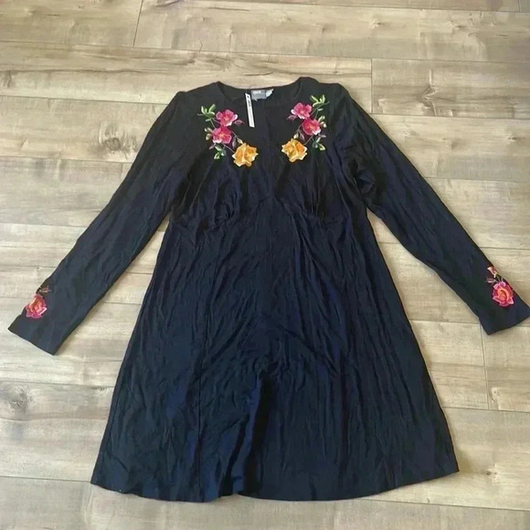 ASOS Curve Black Floral Embroidered Dress - Picture 5 of 12